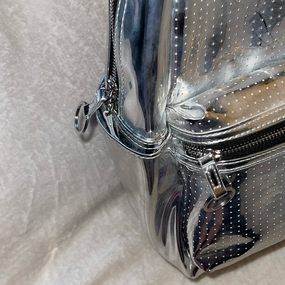 🌟ValentinesDaySale🌟Disney Visa Cardmember Exclusive Silver Pin Trade Backpack - Picture 5 of 7